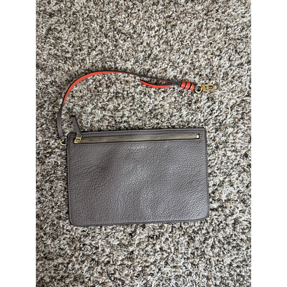 Tory Burch Chelsea pebbled leather wristlet in gray with gold-tone Logo